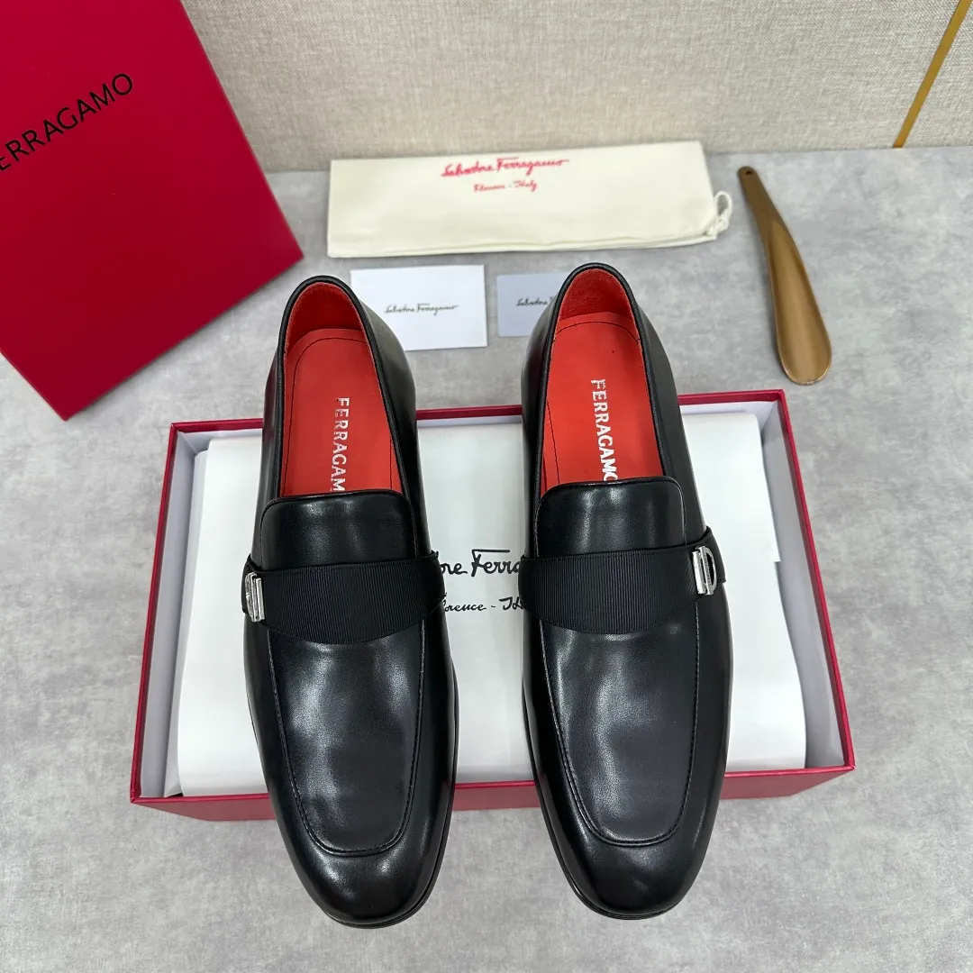 [Ferragamo] Top P: 960💰 Number of yards: 39~44 (38.45.46. Custom-made, non-refundable) Ferragamo** counters synchronize new models of men's loafers that can be worn casually or formally. The classic shape embodies the fashionable charm of formal wear, and the newly designed proportions are more modern. These loafers are made of imported open-edge beaded cowhide/fine calfskin/cow suede material. The upper is decorated with webbing, and the side is privately molded with silver Gancini buckles. The double stitching details add to the fashionable charm. Adopting a special "Original" structure and going through multiple processes, the soles are almost entirely handmade. Unique processing technology demonstrates exquisite craftsmanship. The original privately modeled genuine leather outsole is paired with a personalized rubber backing. It is comfortable, non-slip and wear-resistant. It can be worn as a slip-on. Exquisite hand-stitching. The workmanship is as fine as that of a store. The original color calfskin lining is sweat-absorbent, anti-odor, comfortable and breathable. The heel is also decorated with a rubber patch to perfectly improve the grip performance.